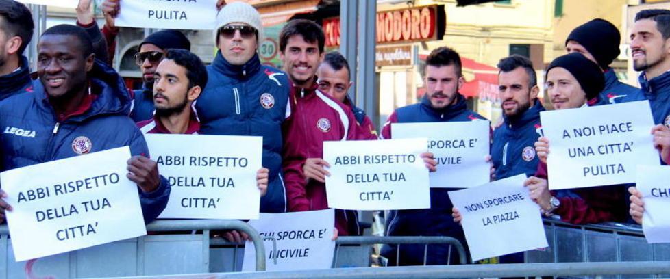 Gli amaranto danno una mano alla città 
