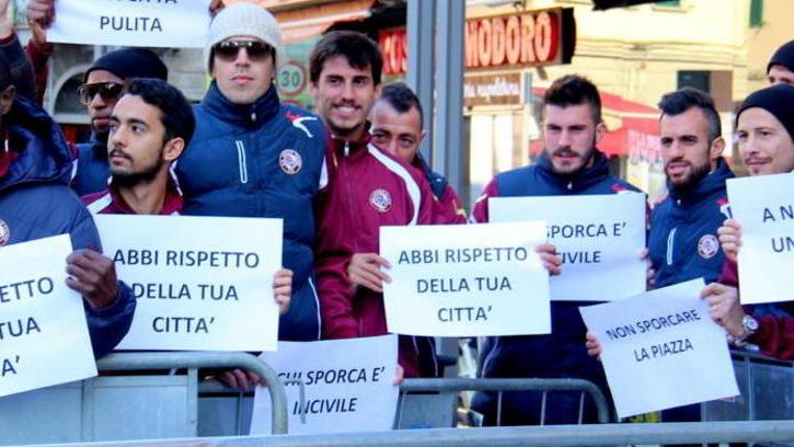 Gli amaranto danno una mano alla città