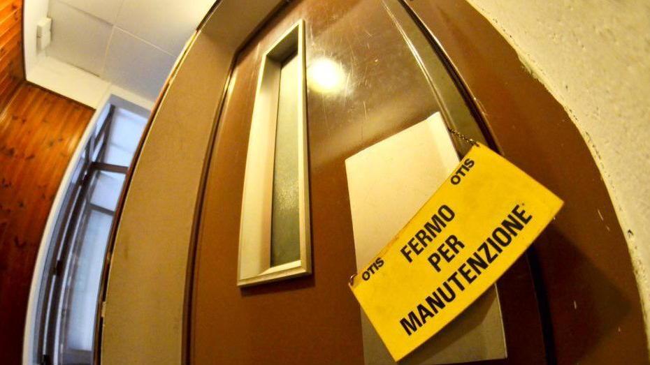 Rogo in ascensore, paura in un condominio