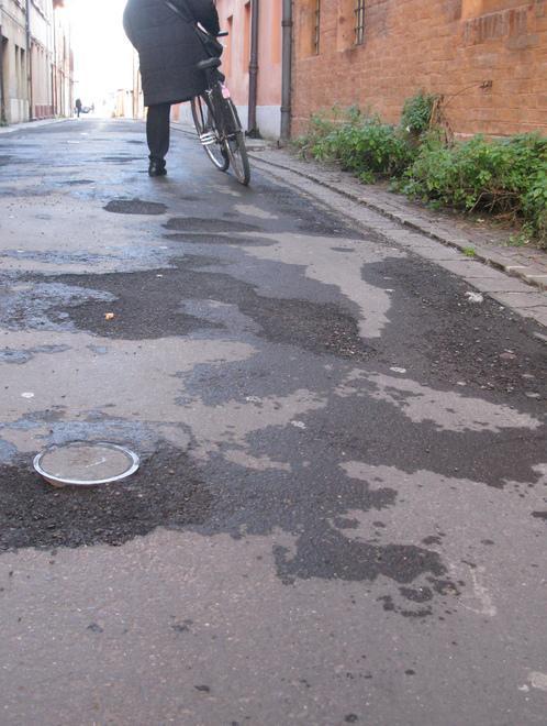 Asfalto “gruviera” in centro: «Un pericolo per i ciclisti»