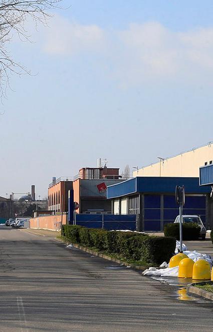 Rubano i portafogli mostrando distintivo 