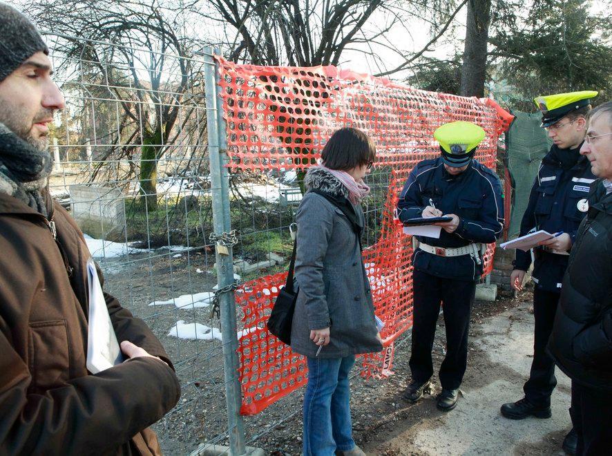 Lucchetto al cantiere, lo sgombero salta 