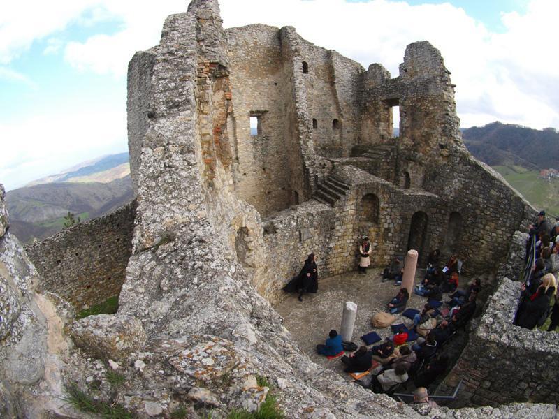 Il Giro d'Italia passa per i castelli di Matilde di Canossa