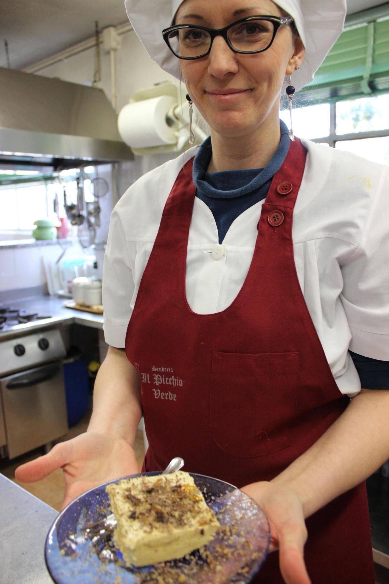 Lara Farina in cucina al Picchio Verde di Licciana
