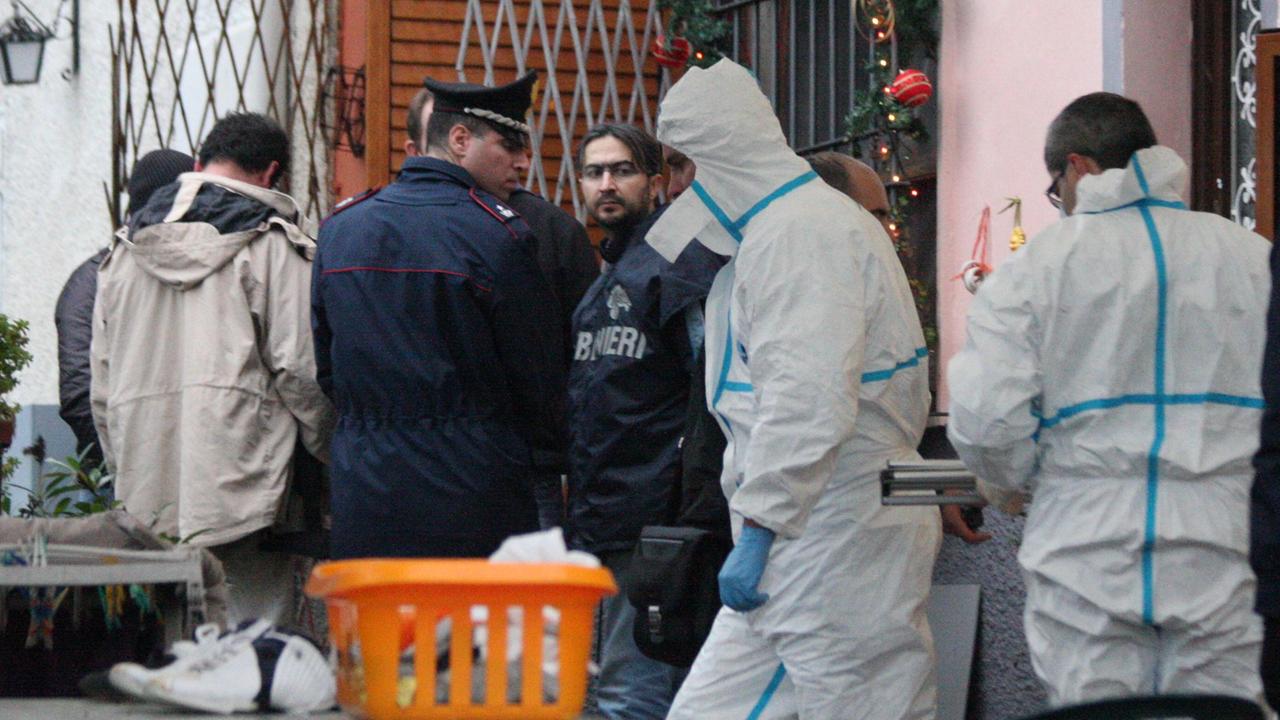 I carabinieri nella villetta di Massarosa dove fu commesso il delitto