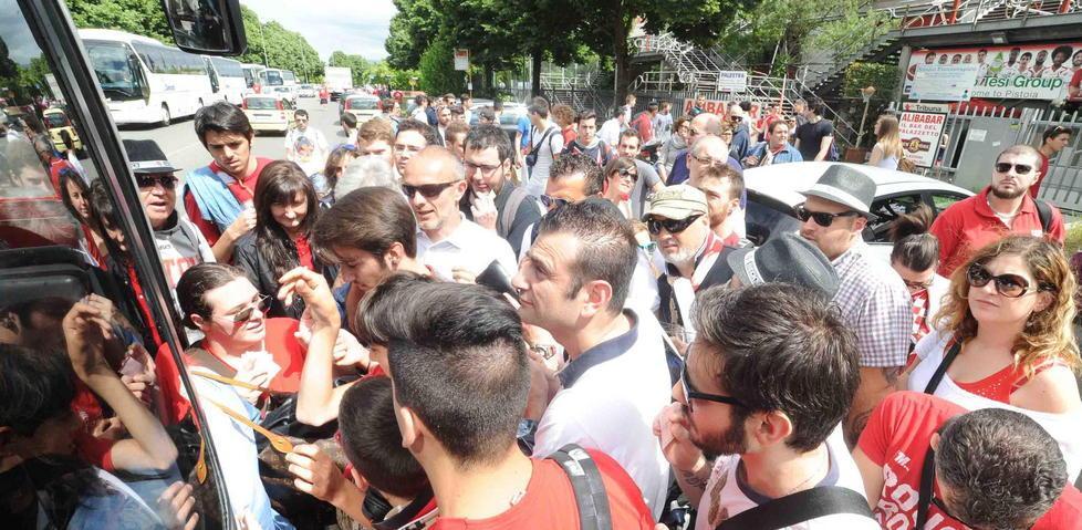 Tifosi biancorossi in pullman per seguire la Tesi Group
