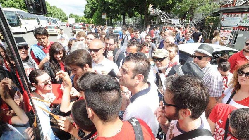 Tifosi biancorossi in pullman per seguire la Tesi Group