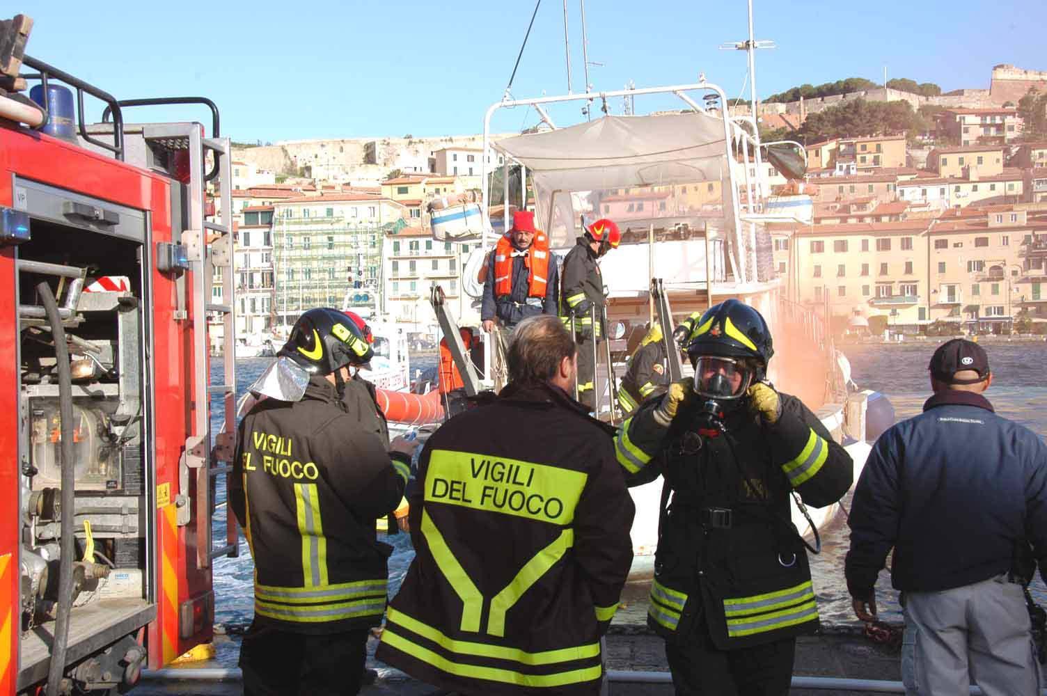 I vigili del fuoco elbani durante un'esercitazione (foto Giò Di Stefano)