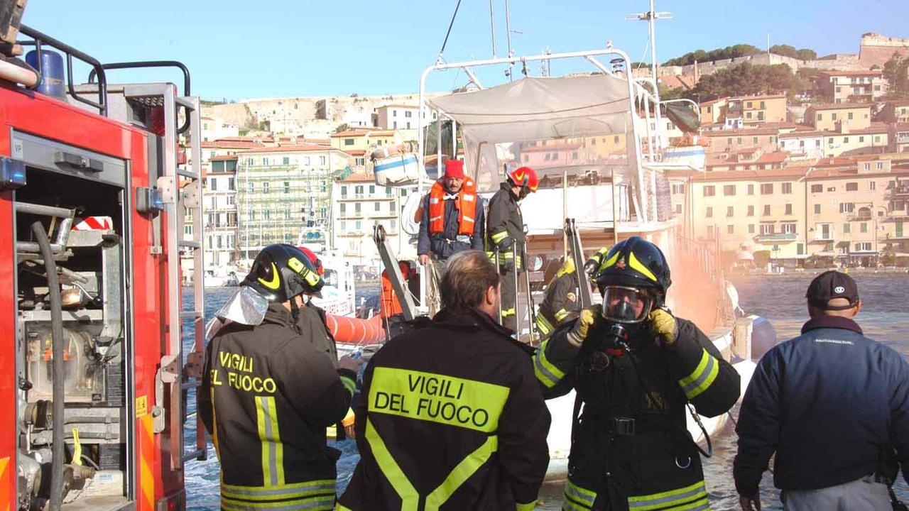 I vigili del fuoco elbani durante un'esercitazione (foto Giò Di Stefano)