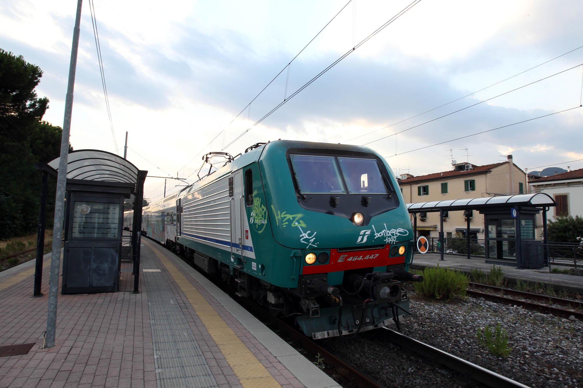 Passaggio a livello danneggiato a Montecatini, treni nel caos