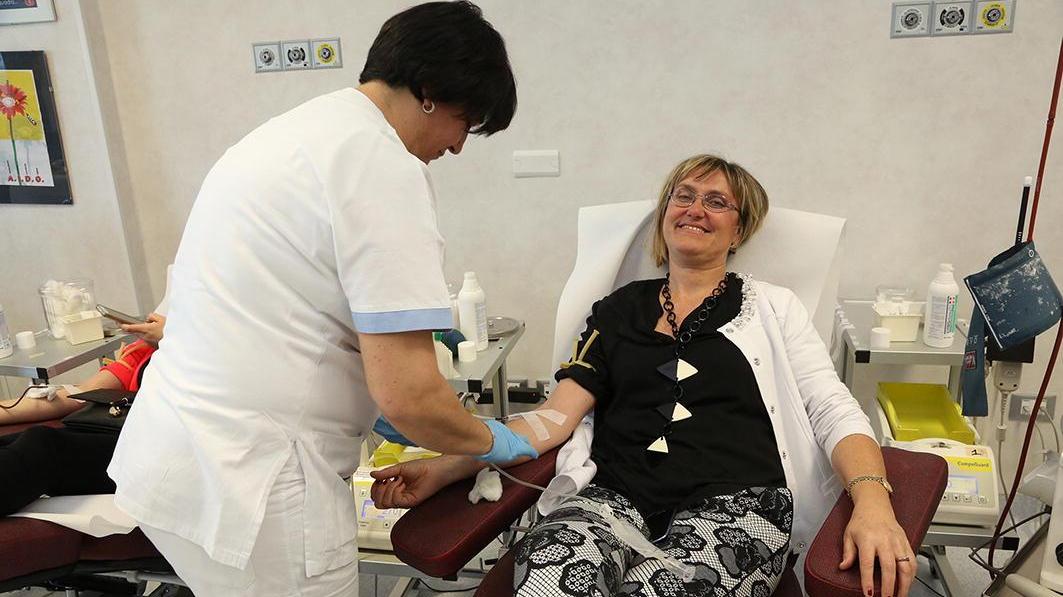 Il direttore generale dell'Asl 11 Monica Piovi dona il sangue