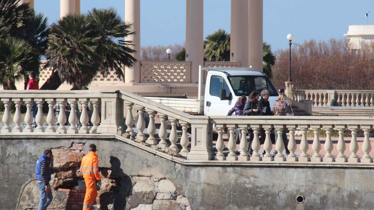 Gli operai al lavoro in questi giorni alla Terrazza Mascagni (foto Vincenzoni)