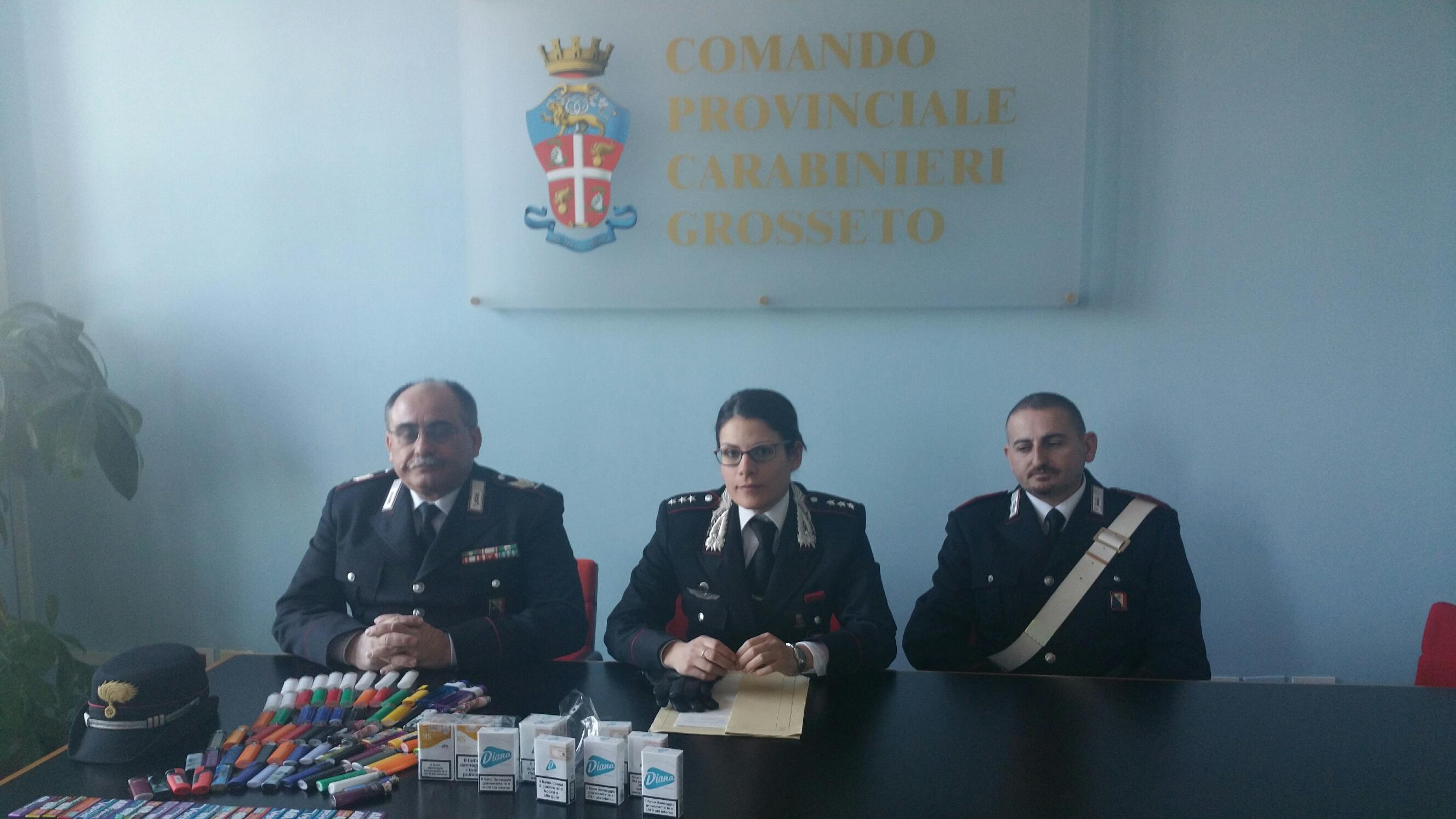 La conferenza stampa dei carabinieri e una parte della refurtiva recuperata