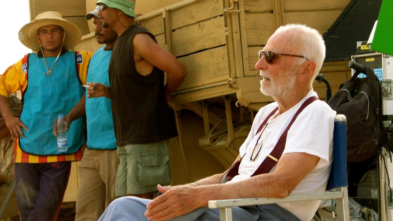 Mario Monicelli sul set del film "Le rose del deserto"