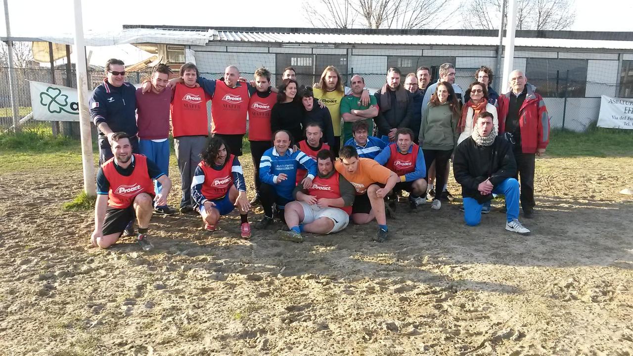 Foto di gruppo per i partecipanti all'iniziativa "Dove c'è rete... c'è un campo da calcio"