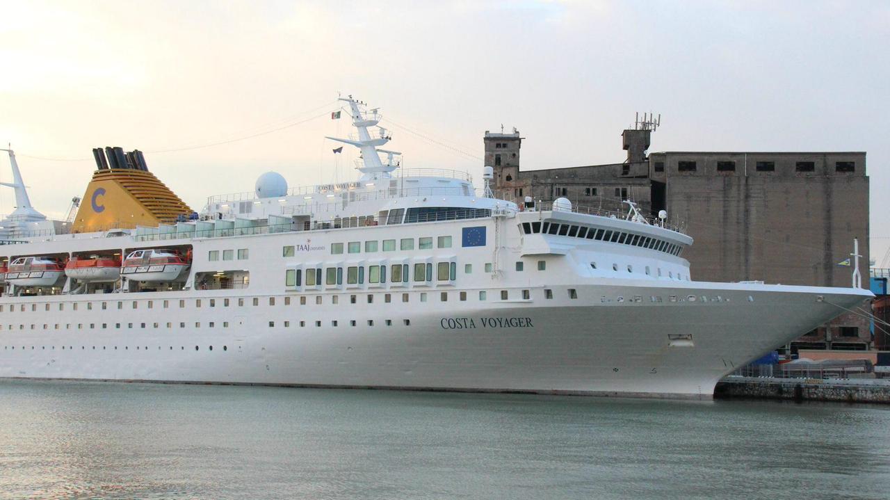 Una love boat della Costa alla calata Sgarallino