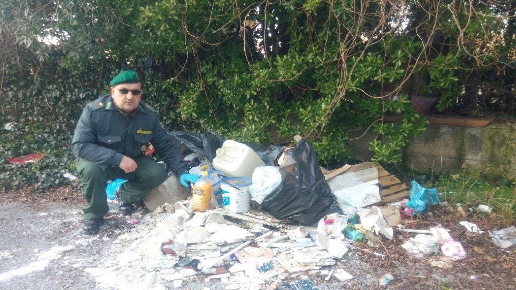 Bidoni di vernici abbandonati alla stazione