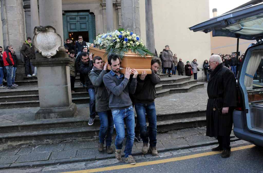 Un momento dei funerali di Luigi Albertelli