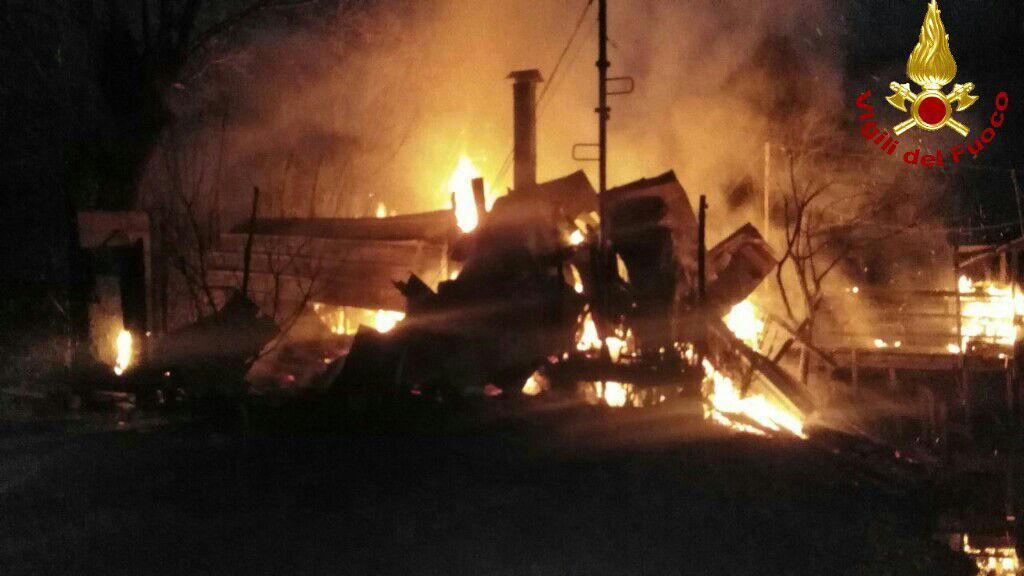 L'incendio tra Livorno e Pisa 
