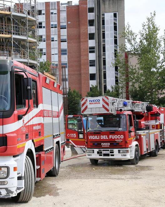 Ospedale, paura al parcheggio per un’auto che perde benzina