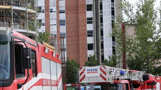 Ospedale, paura al parcheggio per un’auto che perde benzina