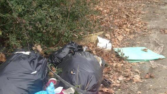 Zona franca dello sporco cumuli di rifiuti e gomme