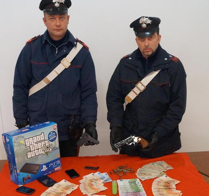 Arrestati con le pistole rubate nei raid in villa 