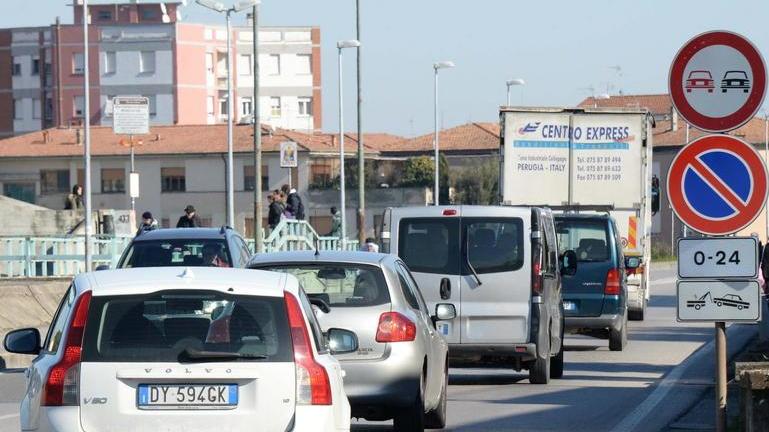 Alt alla sosta selvaggia dei genitori scattano le multe per chi si ferma