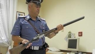 Spara alle gazze perché gli rubano le uova