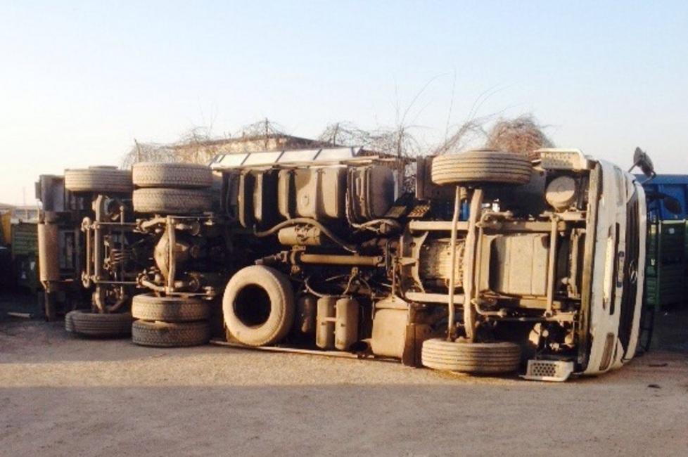 Ferito sul camion ribaltato mentre caricano il ferro 