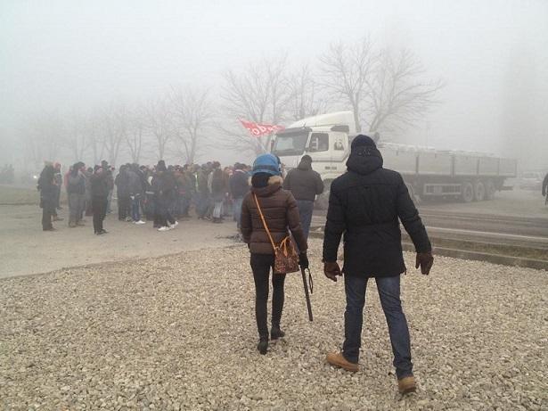 La protesta dei lavoratori Lk davanti alla Mirror