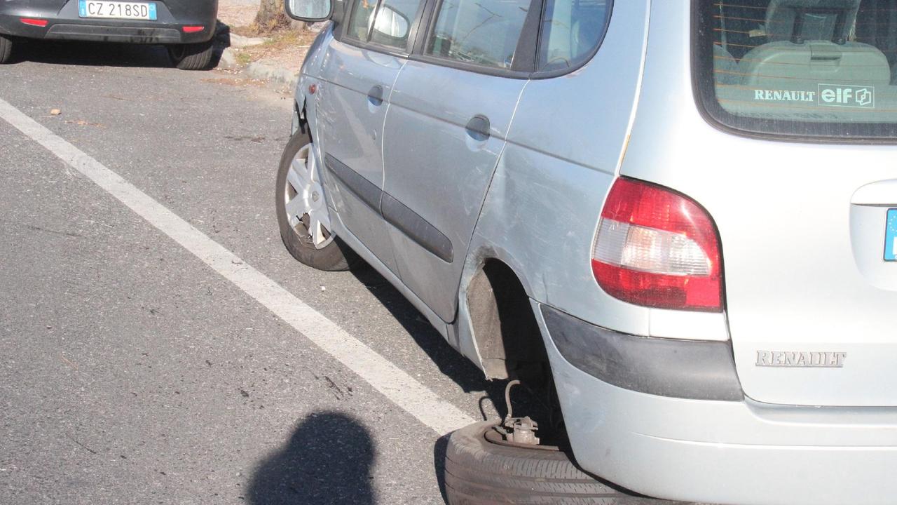 Perde una ruota, scontro davanti alla Baracchina Bianca