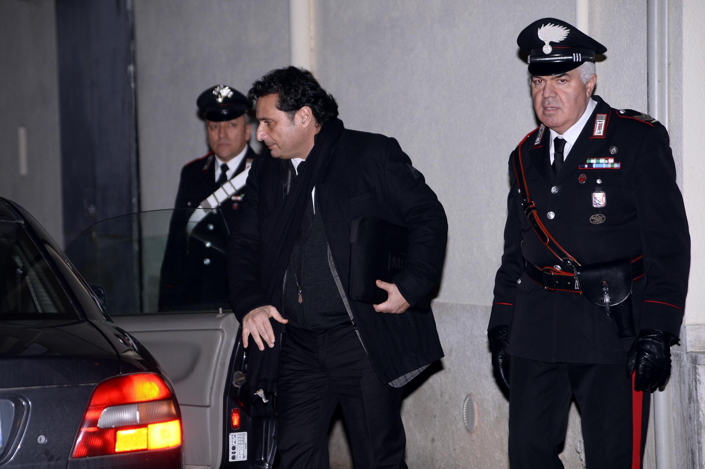 Francesco Schettino all'uscita dal teatro Moderno di Grosseto durante le fasi del processo