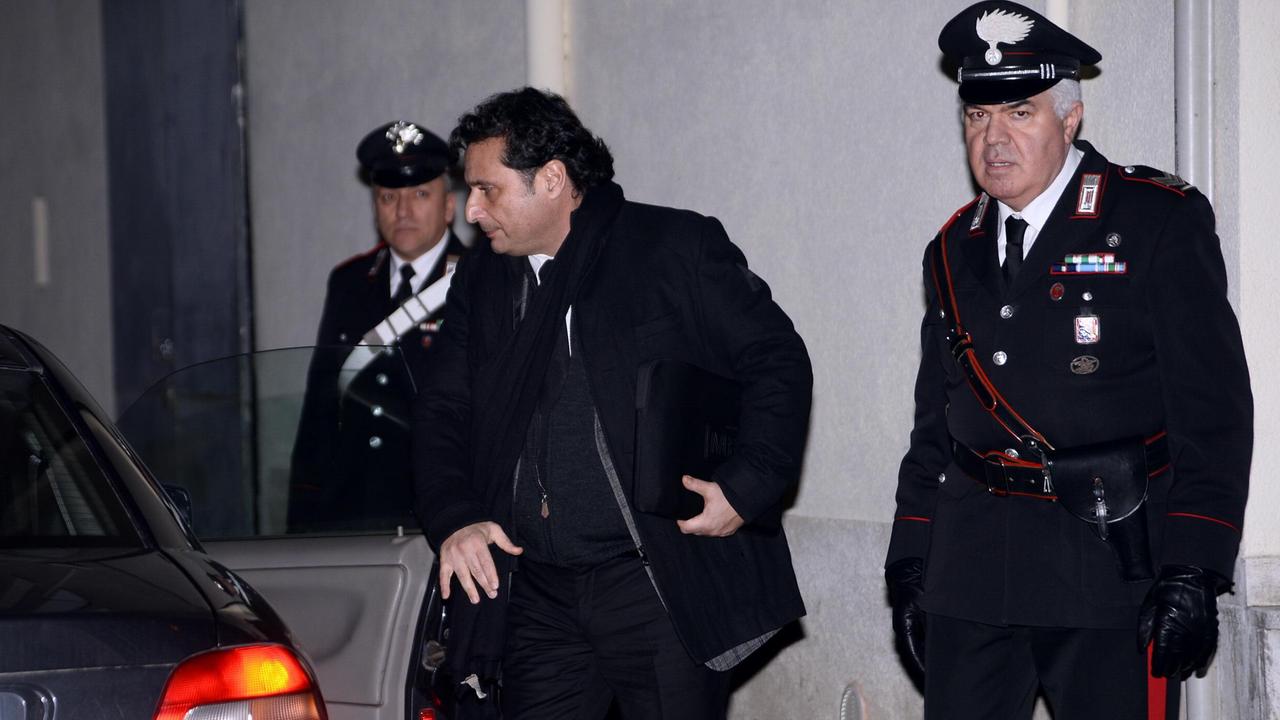 Francesco Schettino all'uscita dal teatro Moderno di Grosseto durante le fasi del processo