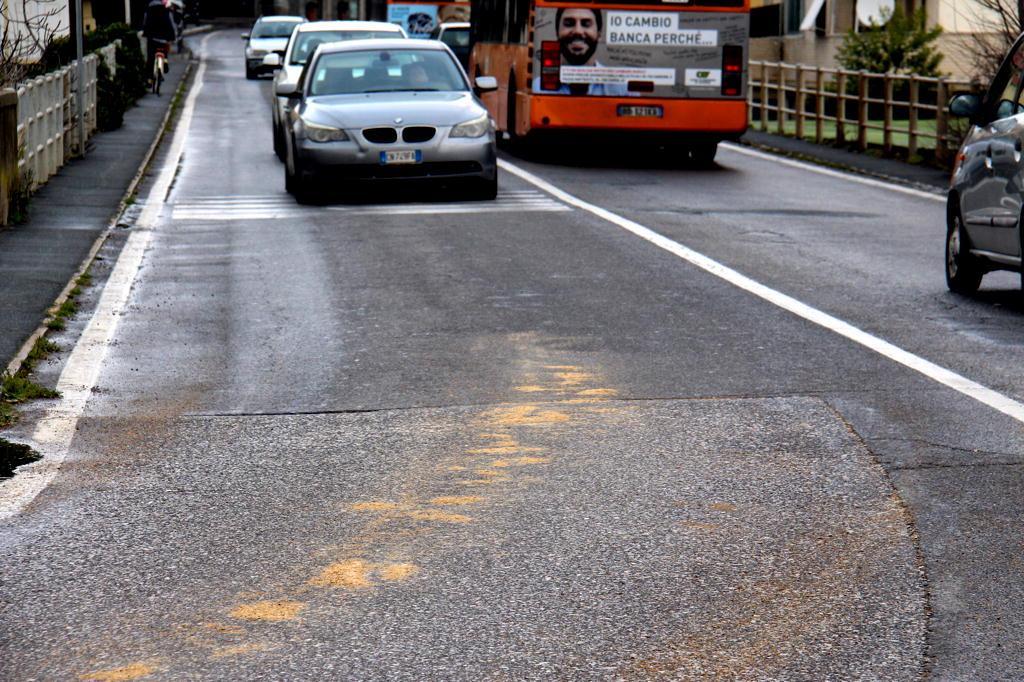 La strada dove è avvenuta la perdita d'olio