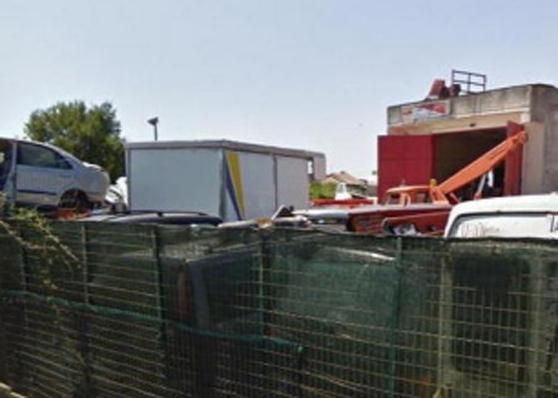 Distrutte dalle fiamme 18 carcasse di auto nell’ex officina