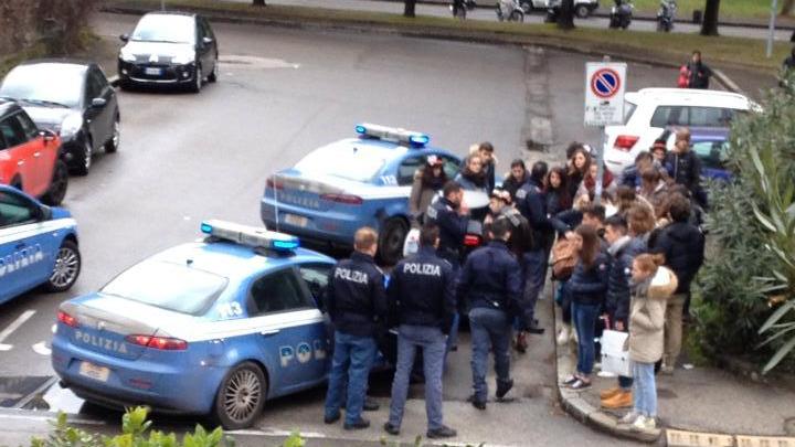 L'intervento dei volanti ai giardini di viale Borgovalsugana (foto Roberta Chiari)