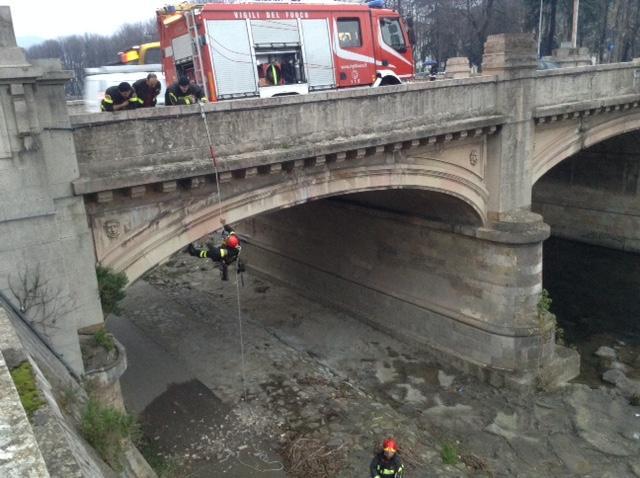 I vigili del fuoco in azione al ponte della Vittoria (foto Batavia)