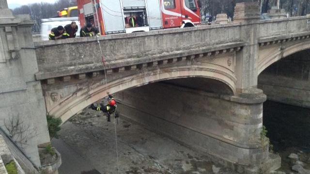 I vigili del fuoco in azione al ponte della Vittoria (foto Batavia)