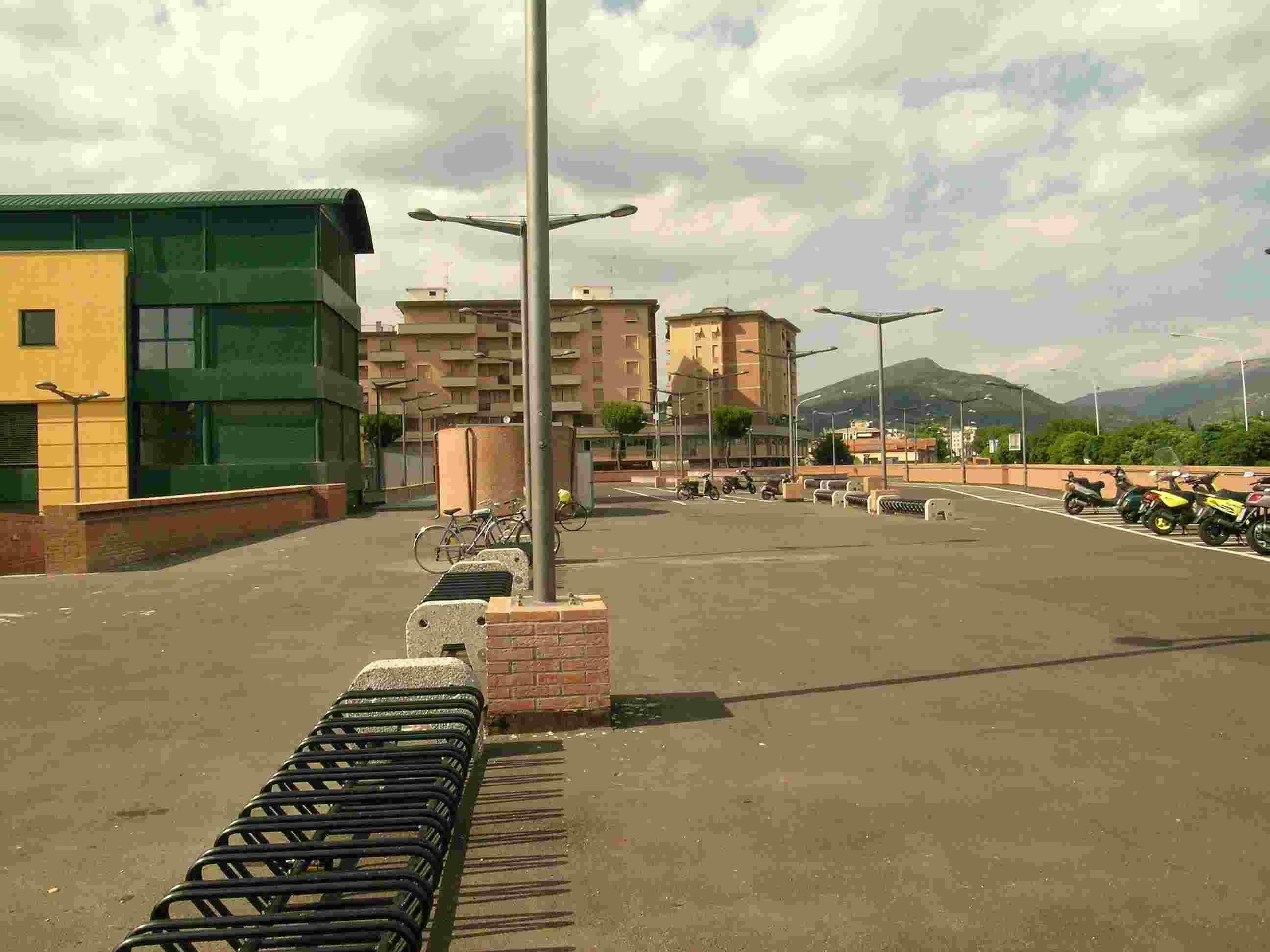 Nemmeno un'auto nel parcheggio pensile del Serraglio (foto Batavia)