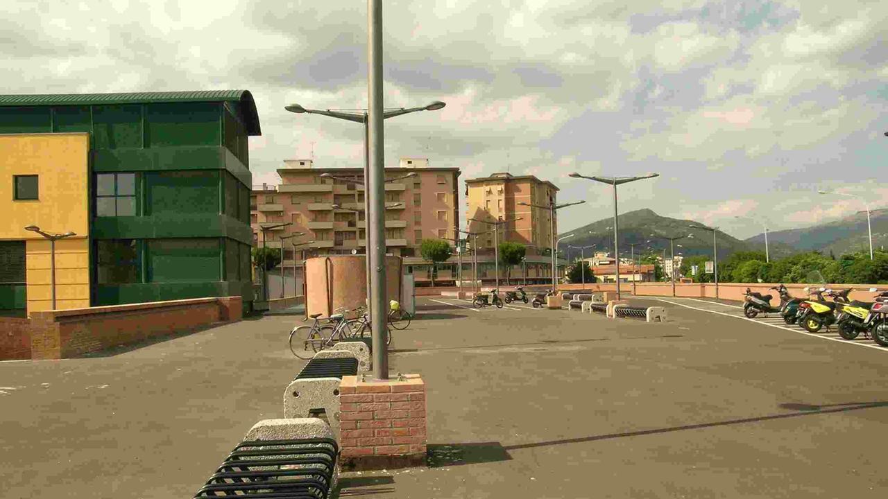 Nemmeno un'auto nel parcheggio pensile del Serraglio (foto Batavia)