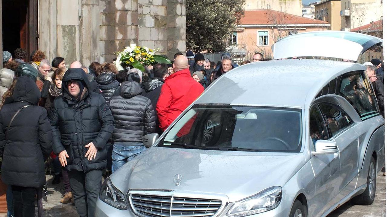 Folla davanti alla chiesa dei Frati dove si sono svolti i funerali di Francesca Camiciottoli (foto Paolo Barlettani)