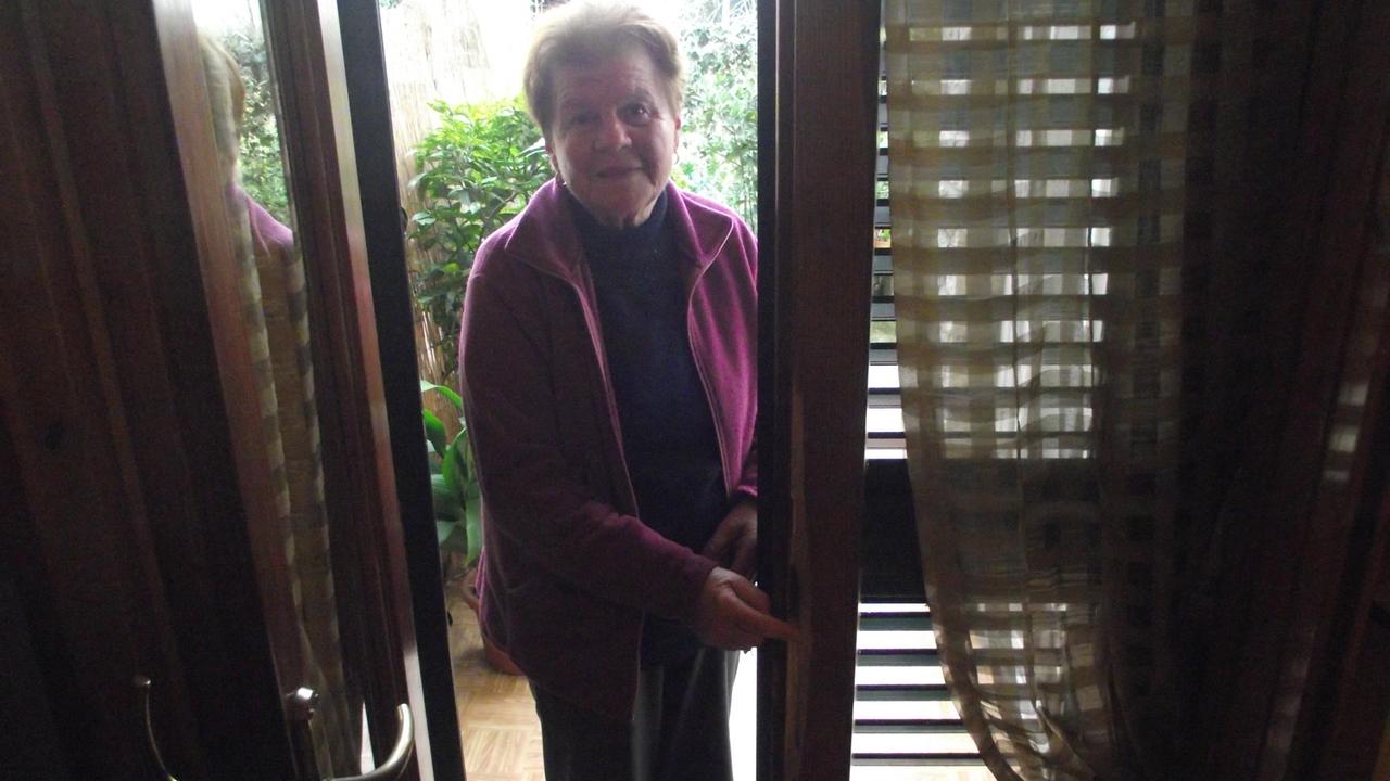 Dina D’Olivo mostra la porta sfondata dai ladri che hanno poi rubato nell’abitazione