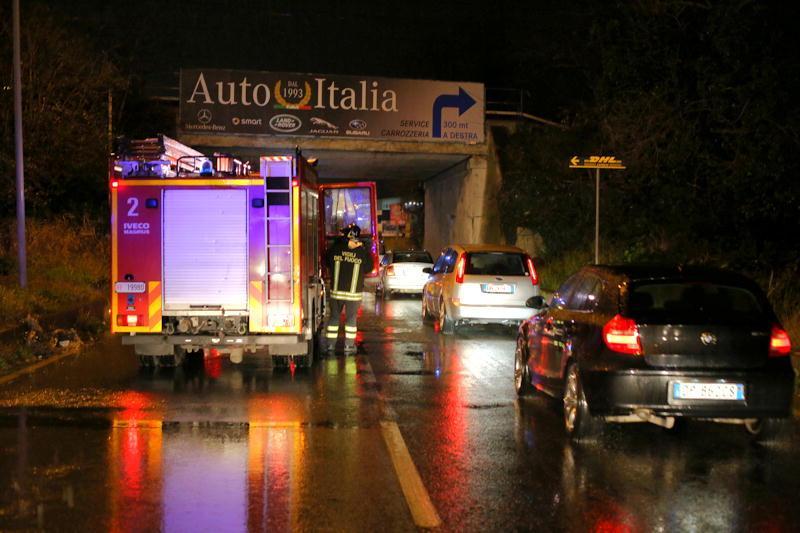 Vigili del fuoco in via Firenze (Marzi/Pentafoto)