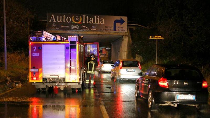 Vigili del fuoco in via Firenze (Marzi/Pentafoto)