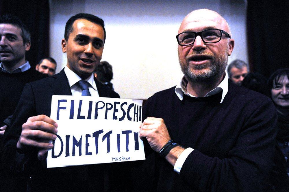Luigi Di Maio e Filippo Nogarin, vice presidente della Camera e sindaco di Livorno, col cartello contro il sindaco di Pisa (foto Laura Lezza)