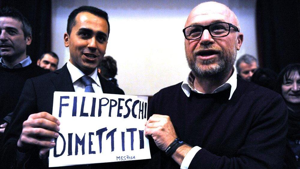 Luigi Di Maio e Filippo Nogarin, vice presidente della Camera e sindaco di Livorno, col cartello contro il sindaco di Pisa (foto Laura Lezza)