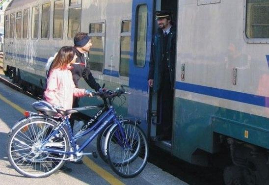 Bici in treno, l’abbonamento costa la metà 