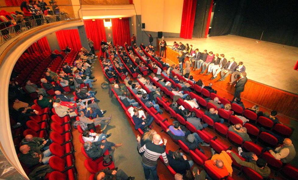 Il teatro Quattro Mori con i parlamentari grillini e il sindaco Nogarin seduti sul palco e il pubblico (Marzi)
