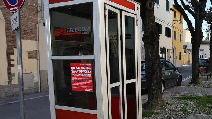 Social e cellulari cancellano decine di cabine telefoniche